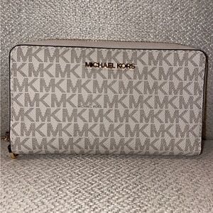 NEW MICHAEL Michael Kors Signature Flat Multi-Function Phone Case Wallet